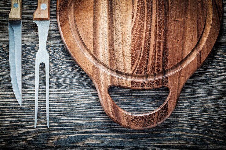 Foto placa de escultura de faca de garfo de carne em fundo de madeira vintage
