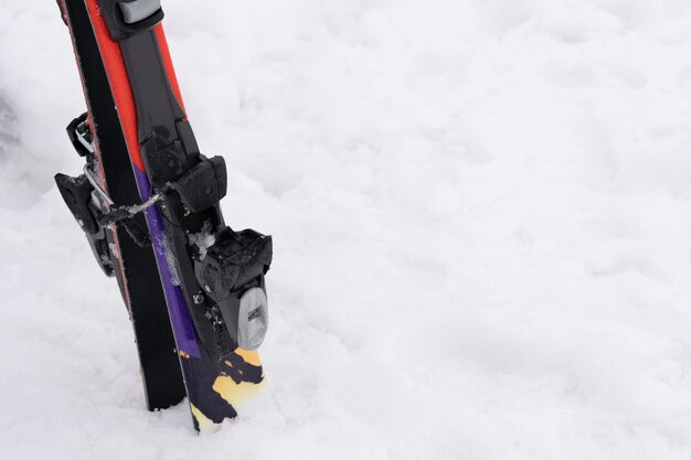 Foto placa de esqui em pé na neve