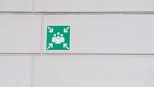 Placa de informação na parede