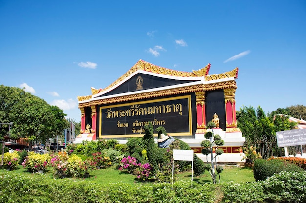 Placa de informações de pedra de granito de mármore etiqueta detalhes de informações de etiqueta de Wat Phra Si Rattana Mahathat ou Templo Yai para visitantes tailandeses que viajam em 28 de outubro de 2022 em Phitsanulok Tailândia