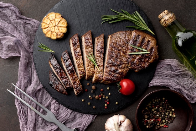 Placa de madeira com carne cozida na mesa