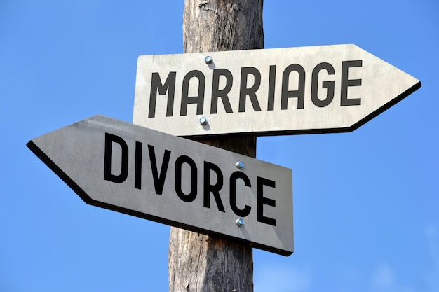 Placa de madeira do casamento e do divórcio com duas setas