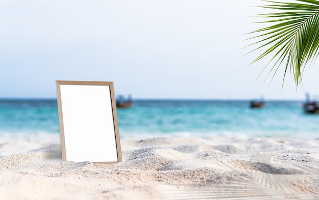 Placa de moldura vazia simulada na praia de areia e fundo azul do mar para telas de texto ou design