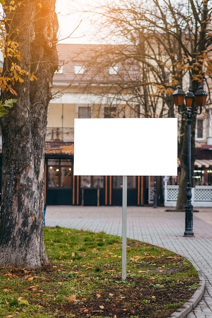 Foto placa de outdoor na rua