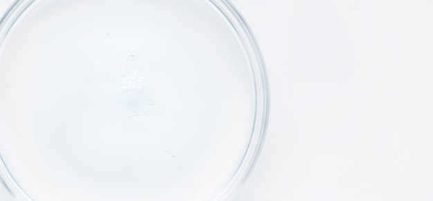 Placa de Petri com óleo ou líquido azul claro com bolhas