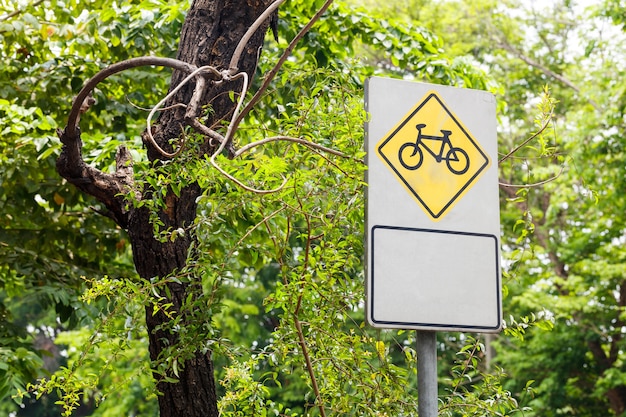 Foto placa de placa de bicicleta no parque público