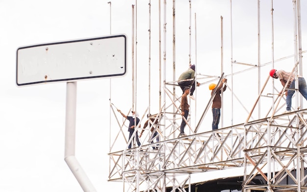 Placa de publicidade de sinal vazio e fundo desfocado do local de trabalho de construção