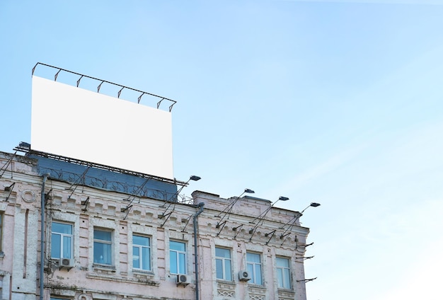 Placa de publicidade em branco na construção da cidade ao ar livre