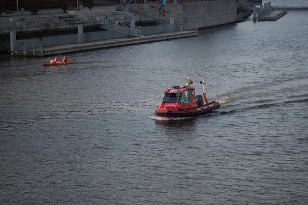 Placa de resgate no rio da cidade em Wroclaw, Polônia, Europa