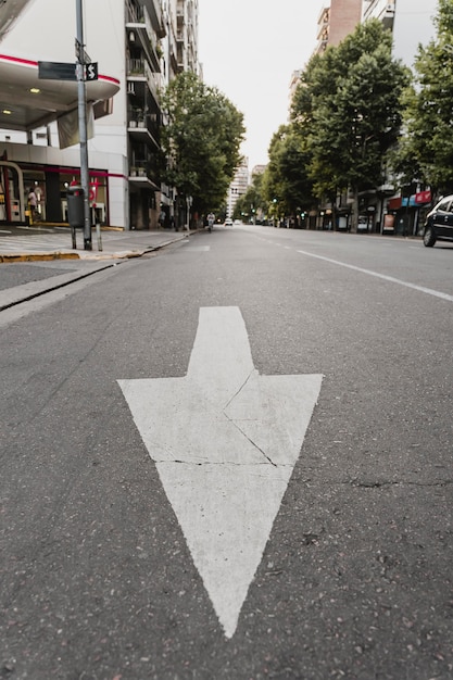 Foto placa de rua com seta