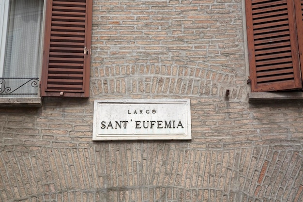 Foto placa de rua sant eufemia, modena, itália