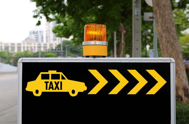 Foto placa de sinal de táxi com sirene laranja, precisa de táxi