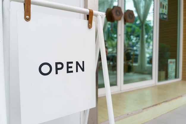 Placa de sinalização aberta Placa ou início de abertura Entrada de boas-vindas de café ou restaurante de pequenas empresas e publicidade com sinalização aberta