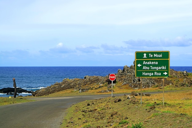 Placa de sinalização na estrada contra o Oceano Pacífico na Ilha de Páscoa Chile