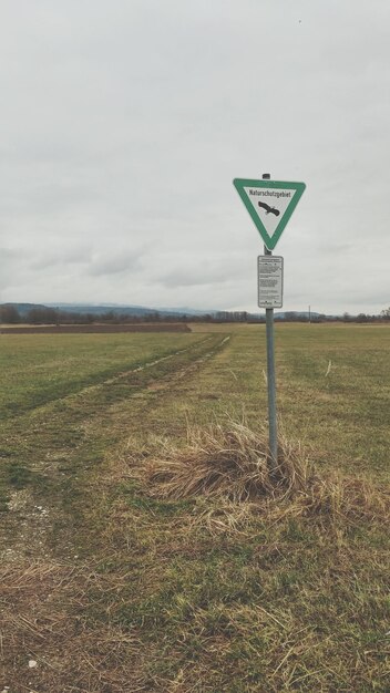 Placa de sinalização na paisagem rural