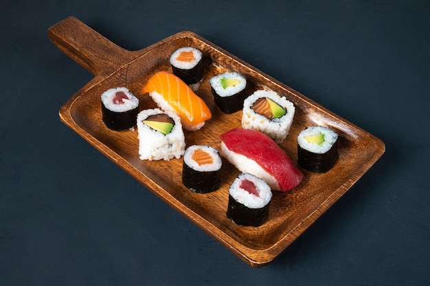 Placa de sushi Maki em fundo escuro