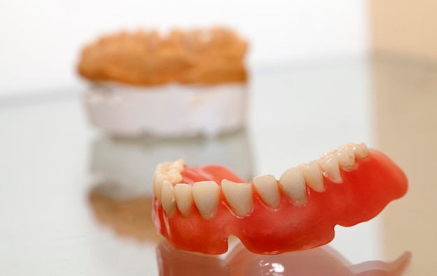 Placa de dientes de porcelana de circonio en foto de tienda de dentista