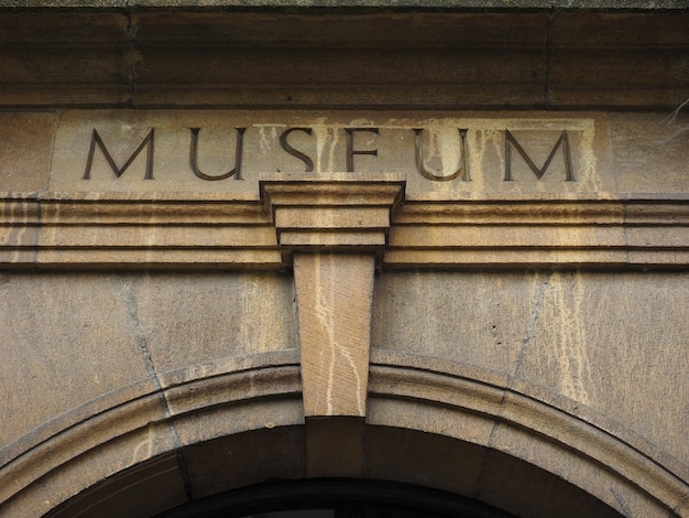 Placa do museu esculpida em pedra