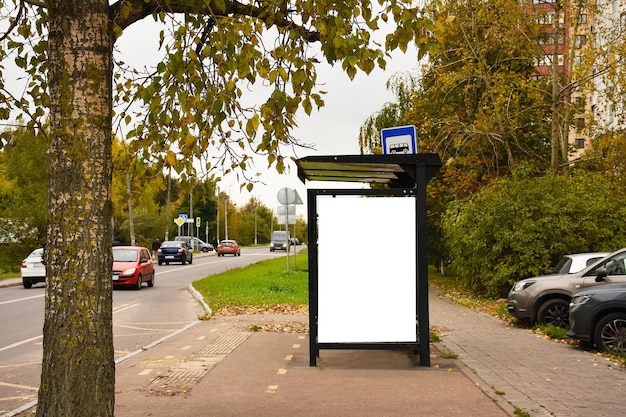 Placa em branco no ponto de ônibus