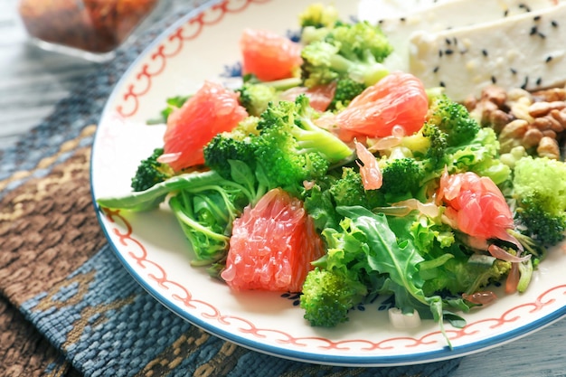 Placa con ensalada de brócoli en la mesa