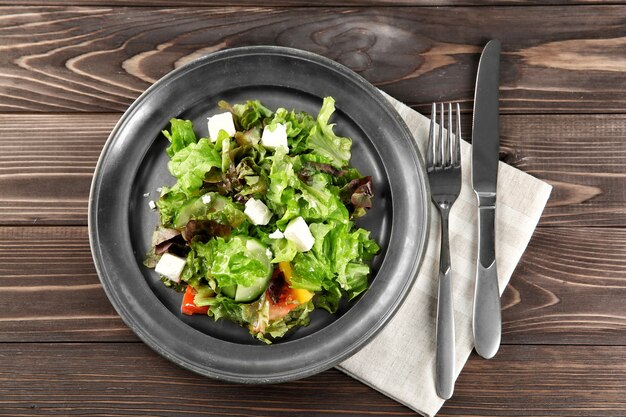 Placa con ensalada de verduras frescas en la mesa. Comida dietetica