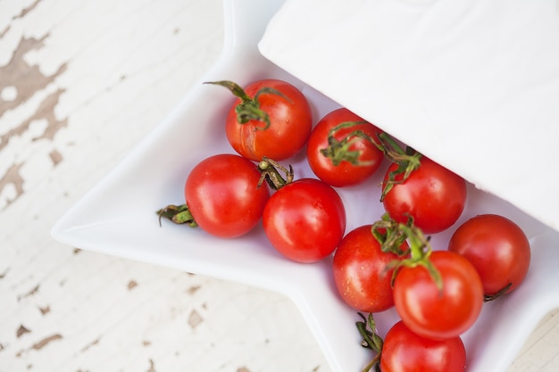 Placa de fondo de madera de queso brie y tomates cherry