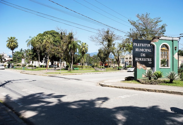 Foto placa indicando a localização da prefeitura de morretes no brasil