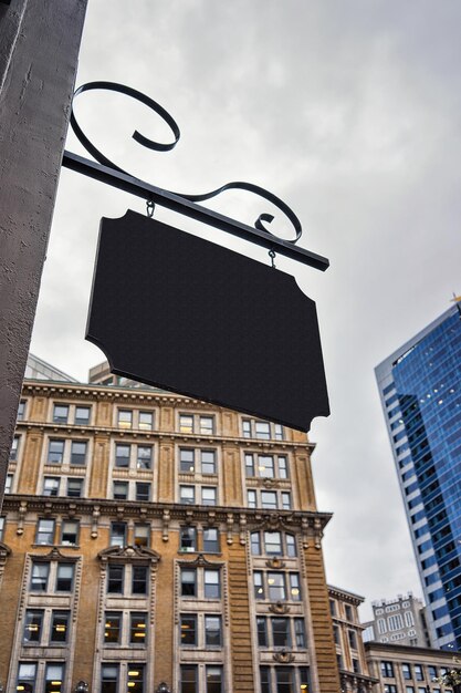 Placa de madera en Milk Street en el centro de Boston, Massachusetts, Estados Unidos.