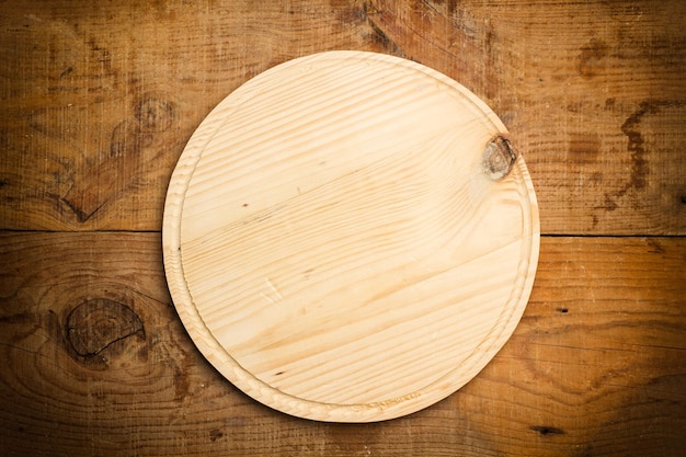 Foto placa de madera sobre una mesa de madera