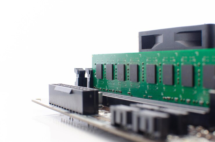 Foto placa madre de la computadora cpu memoria ram zócalo de la ranura y componentes de la computadora concepto tecnología informática rendimiento e innovación fondo blanco y superficie con puerto y conexión dorada