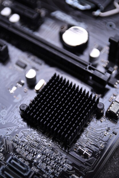 Placa-mãe do computador e componentes eletrônicos memória cpu gpu e soquetes diferentes para placa de vídeo close-up