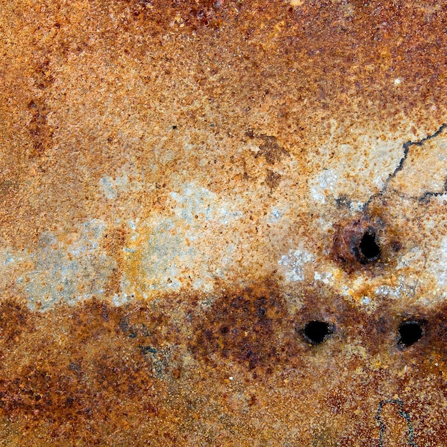 Placa de metal fuertemente oxidada