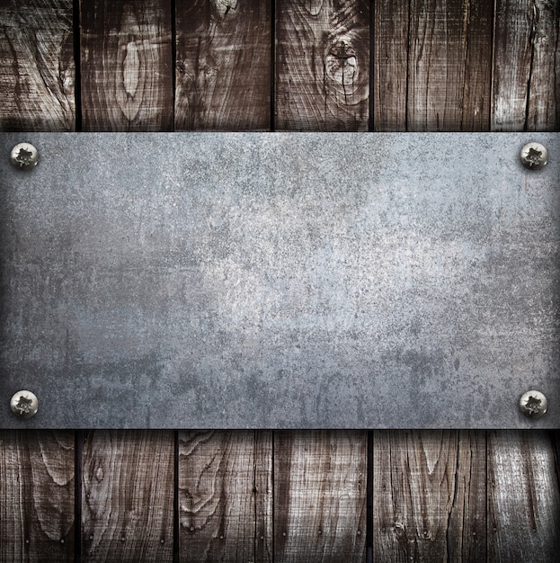 Foto placa metálica industrial sobre madera