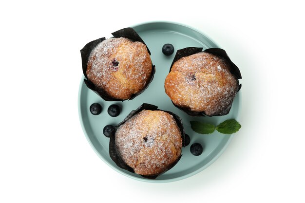 Placa con muffins de chocolate aislado sobre fondo blanco.