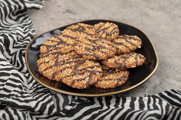 Placa negra de galletas dulces colocadas sobre la mesa.