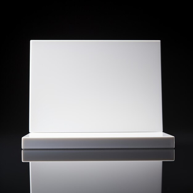 Placa ou sinal de plástico retangular branco isolado em fundo preto com reflexão