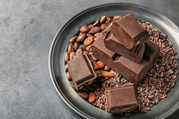 Placa con productos de chocolate y cacao en mesa