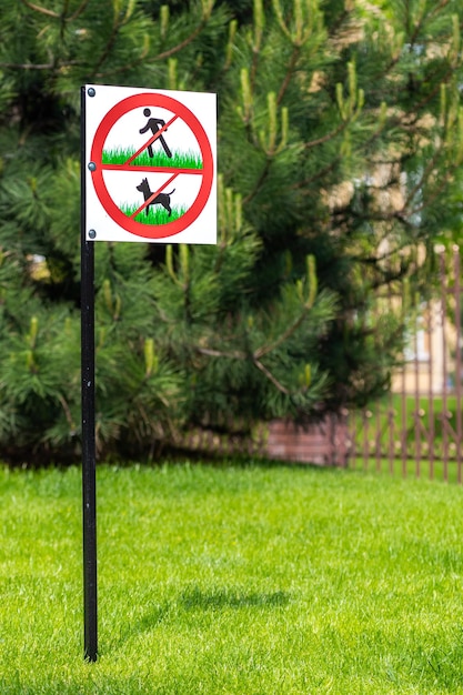 Foto placa de prohibición mantener el orden prohibición de pasear perros reglas de comportamiento civilizado