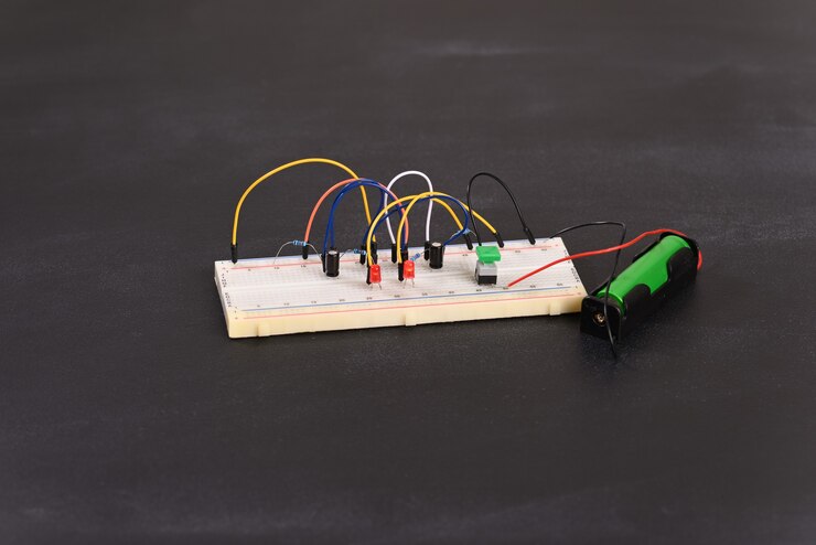 Foto placa de pruebas con circuito multivibrador de elementos eléctricos