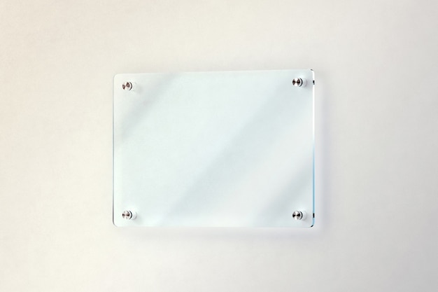 Foto placa de puerta de vidrio en blanco montada en la pared