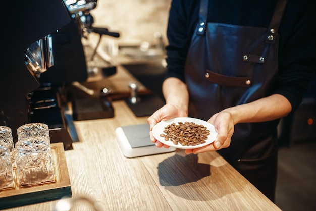 Placa de sujeción de barista con granos de café frescos