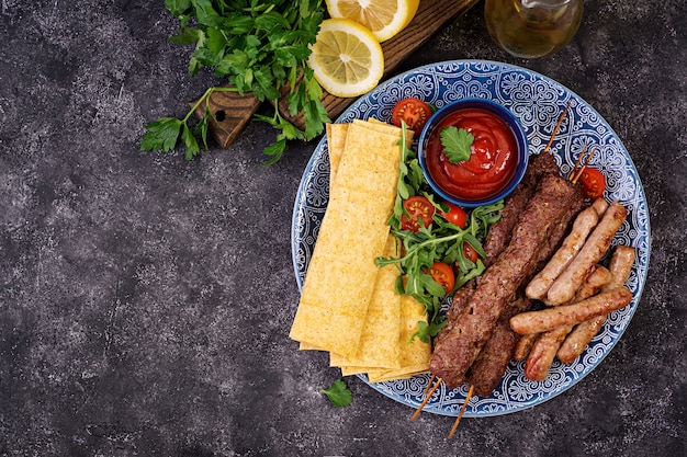 Placa tradicional do kebab da mistura da ramadã turca e árabe. Kebab adana, cordeiro e carne