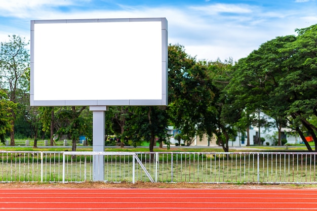 Foto placar em branco digital no estádio de futebol com pista de corrida no exterior