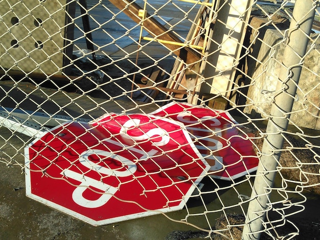 Foto placas de parada caídas na calçada