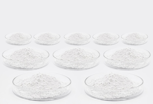 Foto placas de petri com vários produtos químicos fosfato zinco policianato resveratrol celulose betulina e outros produtos farmacêuticos em fundo branco isolado