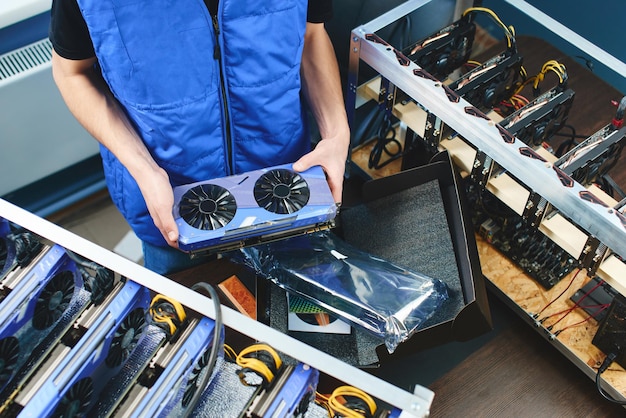 Foto placas gráficas de fazenda para mineração de moedas criptográficas.