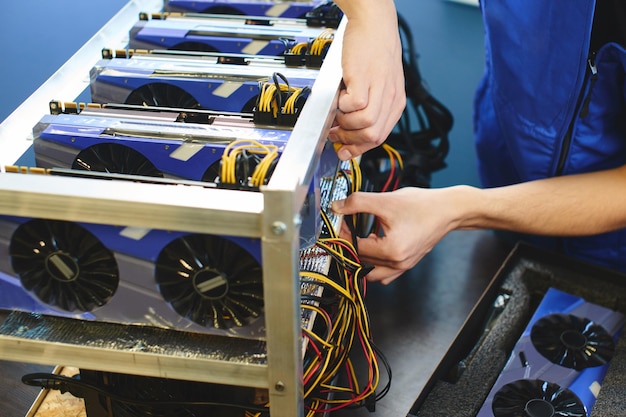 Placas gráficas de fazenda para mineração de moedas criptográficas.