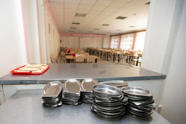 Placas de hierro en el fondo de un comedor público Desayuno escolar en una escuela rusa
