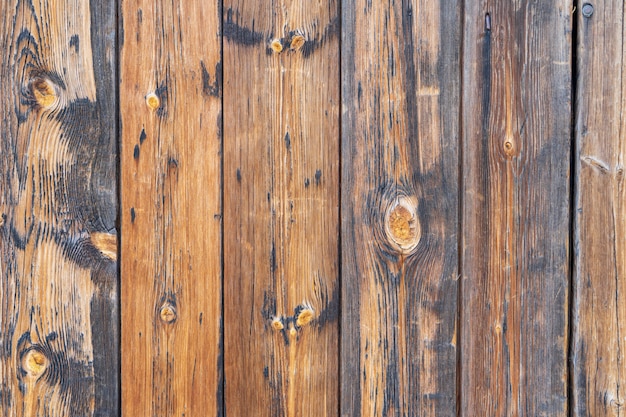 Placas marrons rachadas pintadas velhas, vista superior. Textura de madeira.
