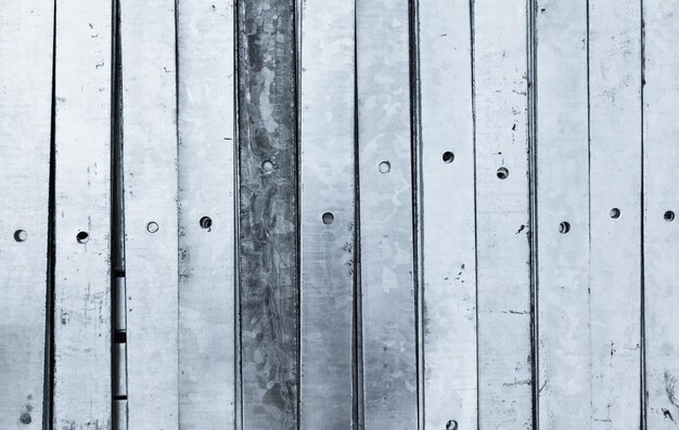 Placas de metal galvanizadas con rastros de corrosión apiladas en un primer plano de pila